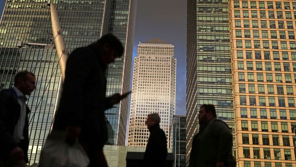 People walk through the Canary Wharf financial district of London, Britain, December 7, 2018 - Sputnik International