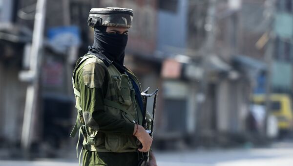 An Indian paramilitary soldier secures an area near the site of a gun battle between suspected militants and government forces in downtown Srinagar on May 19, 2020. - Sputnik International